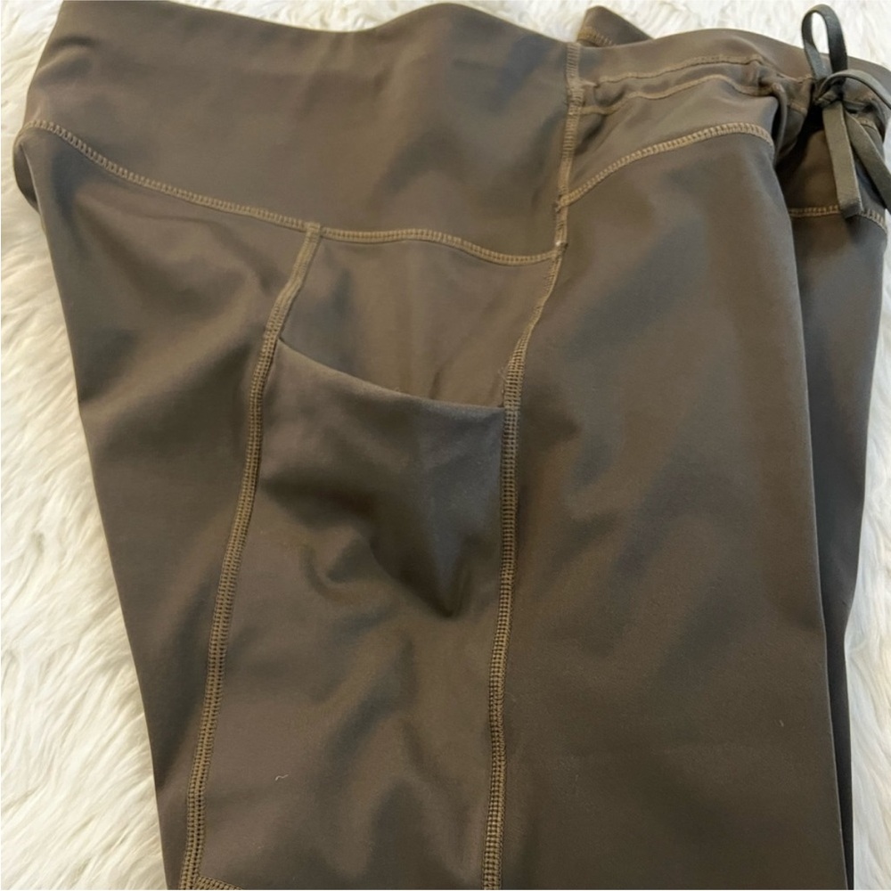 Fabletics Leggings Mid-Rise Ultracool Shine-Panel 7/8. Army Green. Size M. EUC.